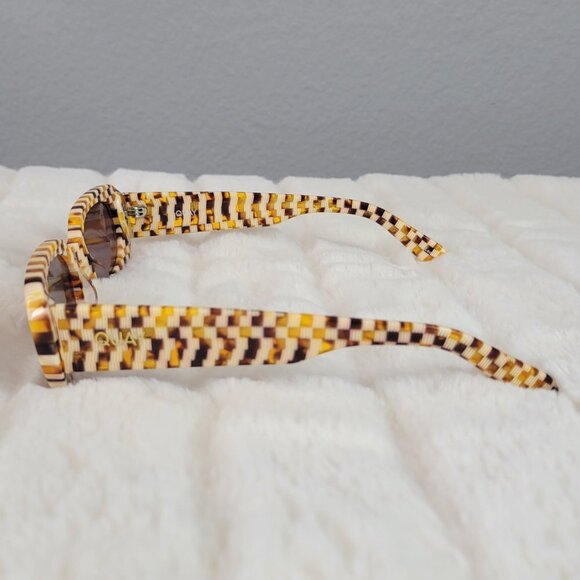 QUAY // ltd ed paris hilton collab checker frame brown lens y2k retro sunglasses - Picture 7 of 10